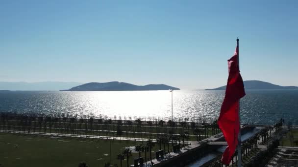 Nagy török zászló a tengerparton — Stock videók