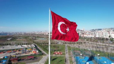 Devasa Türk Bayrağı Dalgalanıyor