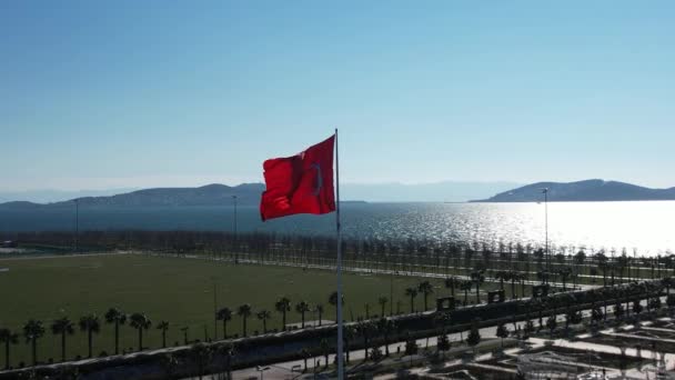 Flaga turecka na maszcie flagowym na wybrzeżu — Wideo stockowe