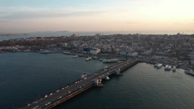 İstanbul Tarihi Yarımadası 'ndaki Galata Köprüsü