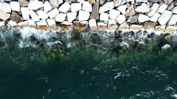 Wellen auf Felsen Drohnenblick — Stockvideo