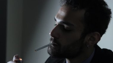 Lanetli Adam Sigara İçiyor