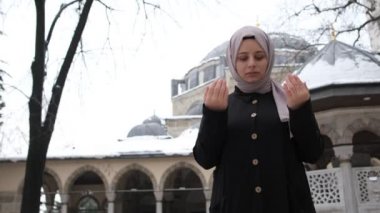 Camide Namaz kılan Kadınlar