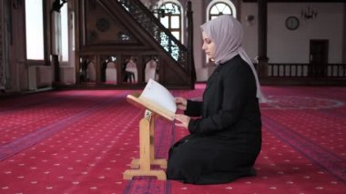 Kur 'an Bekleyen Kadınlar