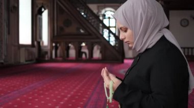 Müslüman Kızlar Elle Dua Ediyor