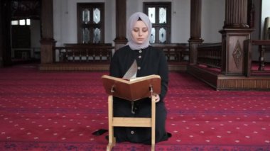 Kur 'an Okuyan Kadınlar 