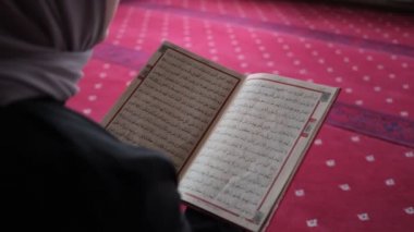 İslam Kutsal Kitabı okuyan kız