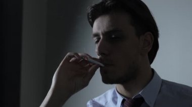 Yas tutan kişi sigara içiyor.