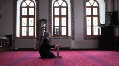 Mescid 'de Kur' an Okumak