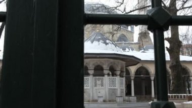 Camiyi Ziyaret Eden Kadın