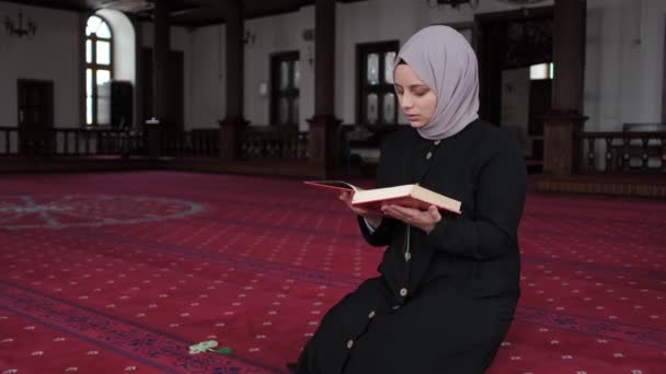 Мусульманская девушка, молящаяся в мечети — стоковое видео