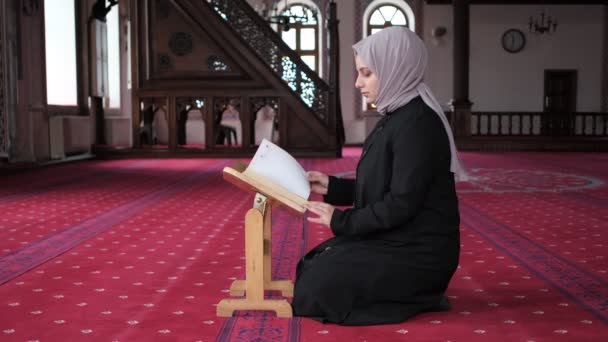 Women Praying On Quran Holder — Stock Video