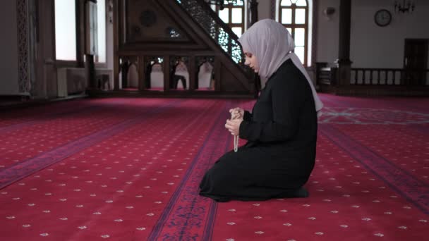 Adoração feminina em Masjid — Vídeo de Stock