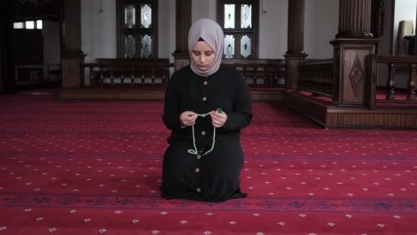 Muslim Female Praying Tasbih – stockvideo