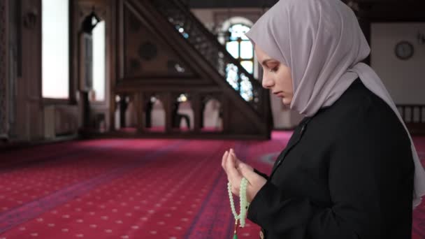 Meninas muçulmanas rezam com a mão — Vídeo de Stock