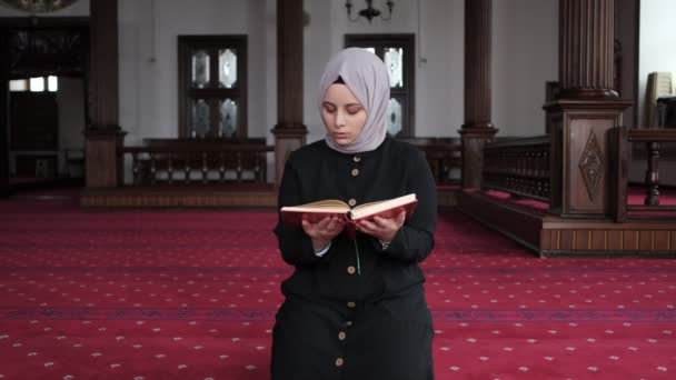 Leyendo el Corán en la Mezquita — Vídeo de stock