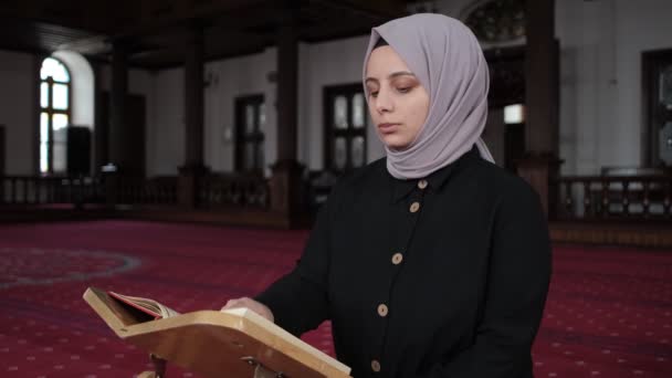 在清真寺阅读古兰经的妇女 — 图库视频影像