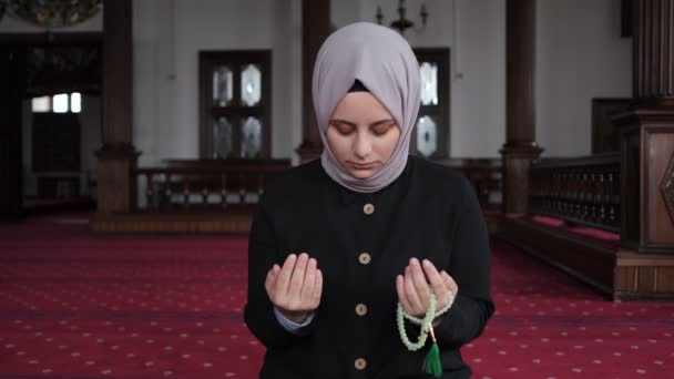 Musulmana chica orando en masjid — Vídeo de stock