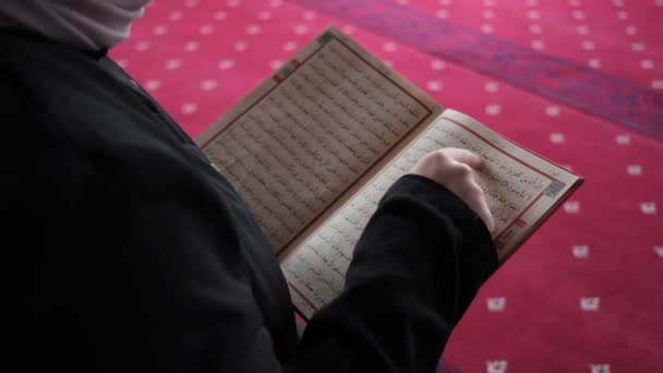 Руки по сторінках Корану — стокове відео