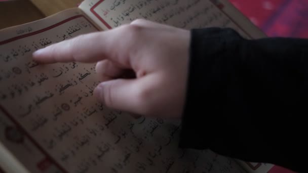 阅读可兰经文字 — 图库视频影像