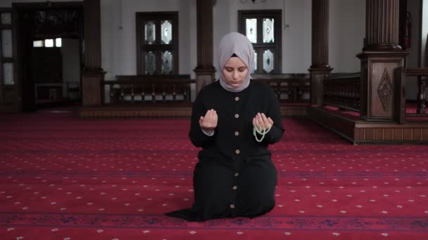 Masjid内部的女孩崇拜 — 图库视频影像