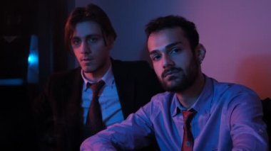 Mor Filtrede İki Adam