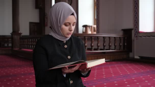 Dívka čte Al-Korán na Masjid — Stock video