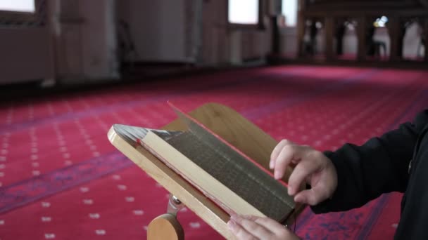Al-Koran na drewnianym uchwycie — Wideo stockowe