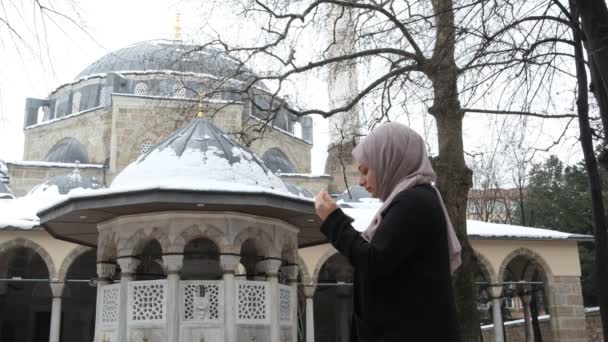 Muslimska bönens frontmoské — Stockvideo