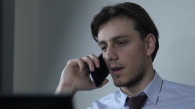 Telefonu olan genç adam.