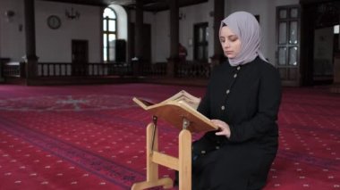 Camide Kur 'an okuyan Müslüman Kız