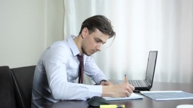 İç İşleri İşçisi Not Alıyor