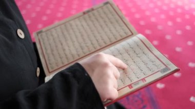 Kuran 'da Arapça Sözü Takip Et 