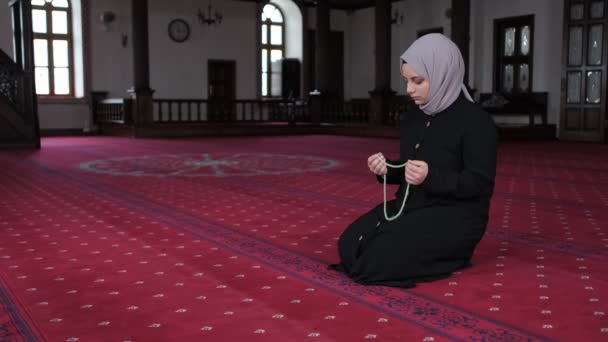 Perla de oración musulmana en Masjid — Vídeo de stock