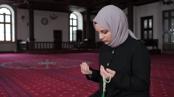 Rezando na mesquita — Vídeo de Stock