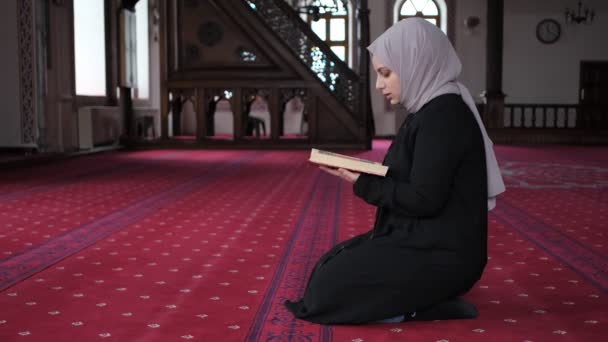 穆斯林女性诵读古兰经 — 图库视频影像