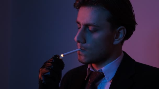 Καπνιστής άνθρωπος με μωβ φίλτρο — Αρχείο Βίντεο