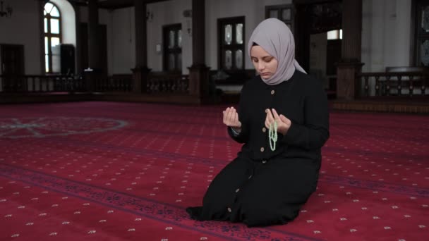 Hijab chica orando dentro de mezquita — Vídeo de stock