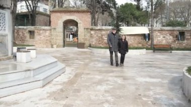 Çocuk Cami Avlusunu Ziyaret Ediyor