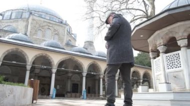 Coutyard Camii 'nde Telefonda Konuşma