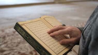 Kuran Sayfaları Okunuyor