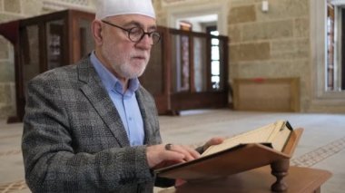 Yedekte Kur 'an okuyan adam