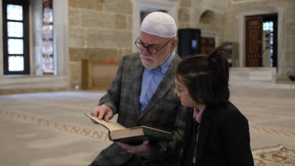 L'imam enseigne le Coran — Video