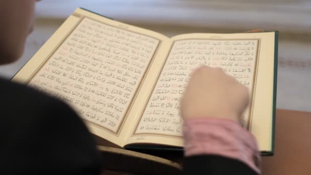 Lectura de Holybook del Islam — Vídeos de Stock