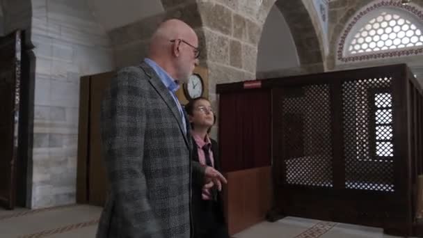 Morfar presentera moskén — Stockvideo