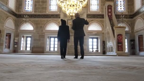 Visita familiar a la mezquita otomana — Vídeo de stock