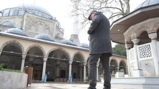 Hablar por teléfono en la mezquita del patio — Vídeo de stock