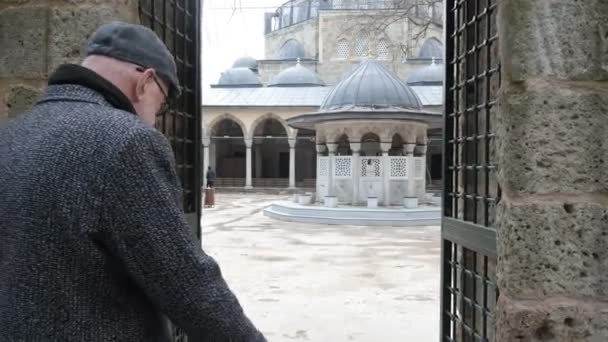 Besök stora moskén med familj — Stockvideo