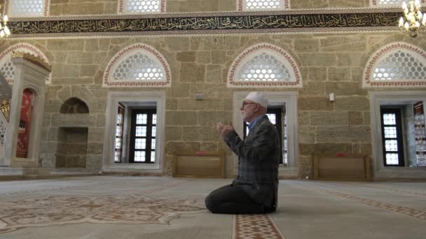 Oude man roept Masjid op — Stockvideo