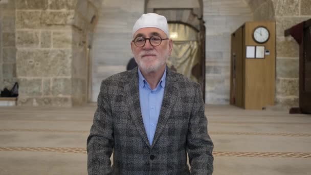 Man in vrede in de moskee — Stockvideo